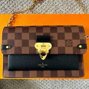 🖤 Vavin wallet on chain in Damier Ebene 🖤
🌙 Brand New 
🌙 Microchipped